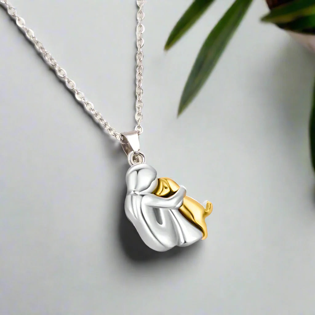 SOLEN – Dog Embrace Necklace