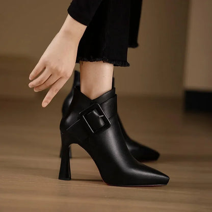 Bota Clarice con Hebilla en el Tobillo
